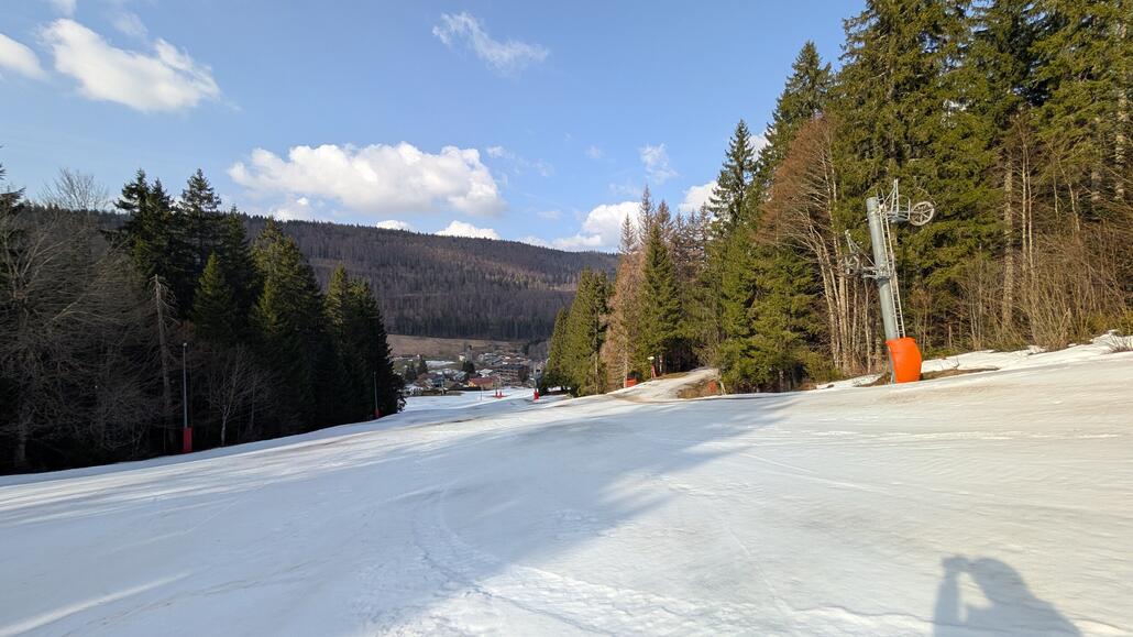 Unten kommt die Piste bei dem kleinen Schlepplift im Tal raus, der heute leider nicht in Betrieb ist. Grund ist wahrscheinlich der schon ziemlich knappe Schnee, für meine Abfahrt bis direkt vors Auto reicht's aber perfekt!