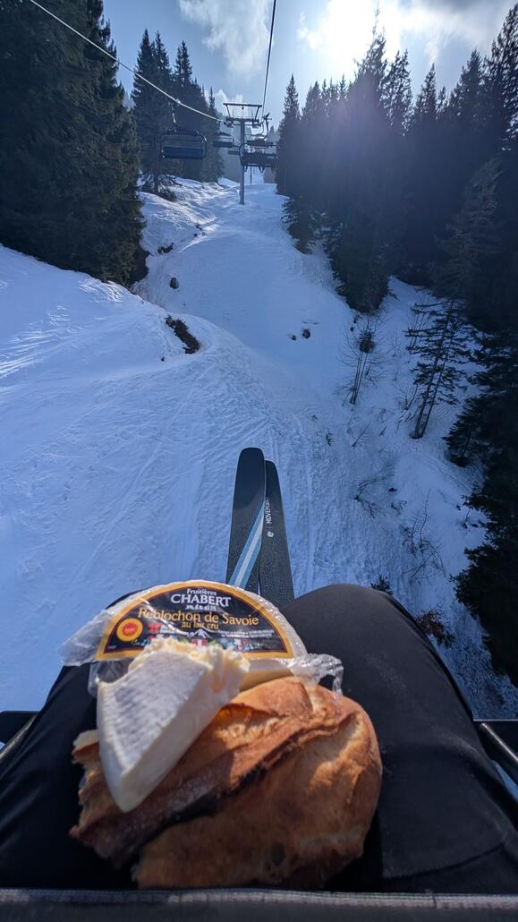 Weiter mit dem Rainfolly Express, auch super schnell unterwegs! Es gibt vorher gekauftes frisches Baguette mit französischem Käse zum Frühstück!