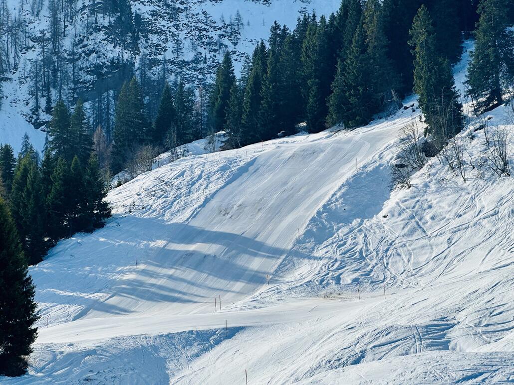 Pisten sind noch gut, es finden sich aber in den sonnigen Abschnitten viele braune Stellen.