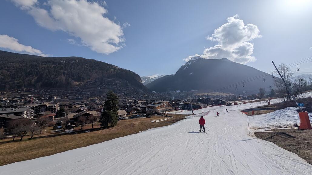 Die rote direkte Abfahrt Pleney ist auch geschlossen, so geht es mit der blauen Piste runter. Dann soll es per Petit Train Verbindung weiter nach Avoriaz gehen