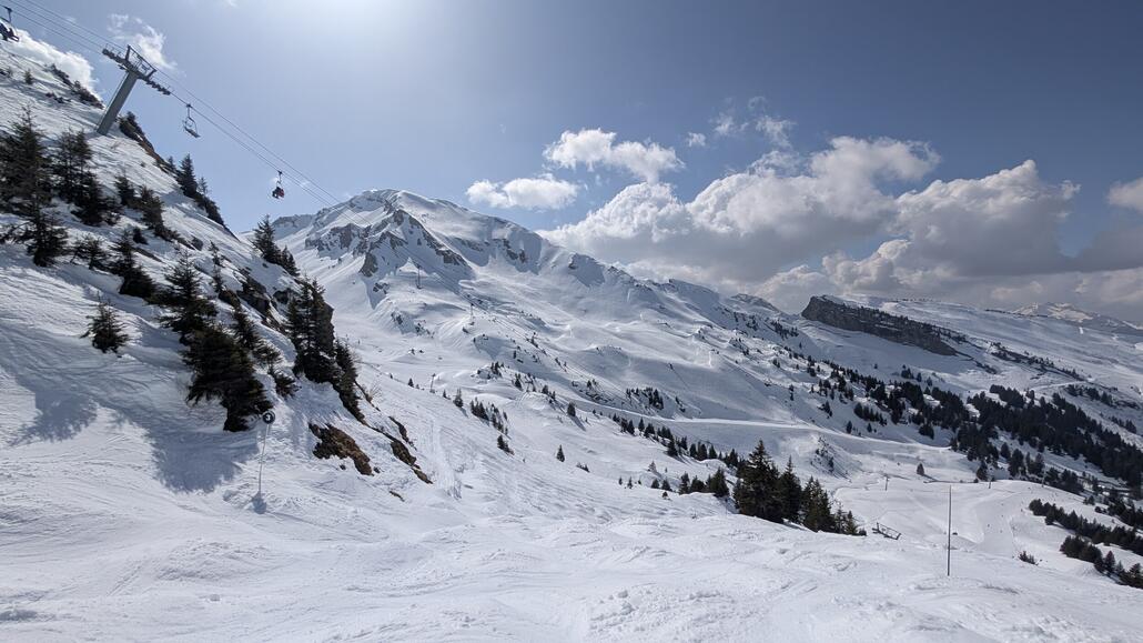 Die vorher genannte schwarze Piste zurück nach Frankreich lässt sich super fahren, hat große Buckel wie üblich für eine Skiroute, was in Frankreich schwarze Piste bedeutet, aber genug Schnee!