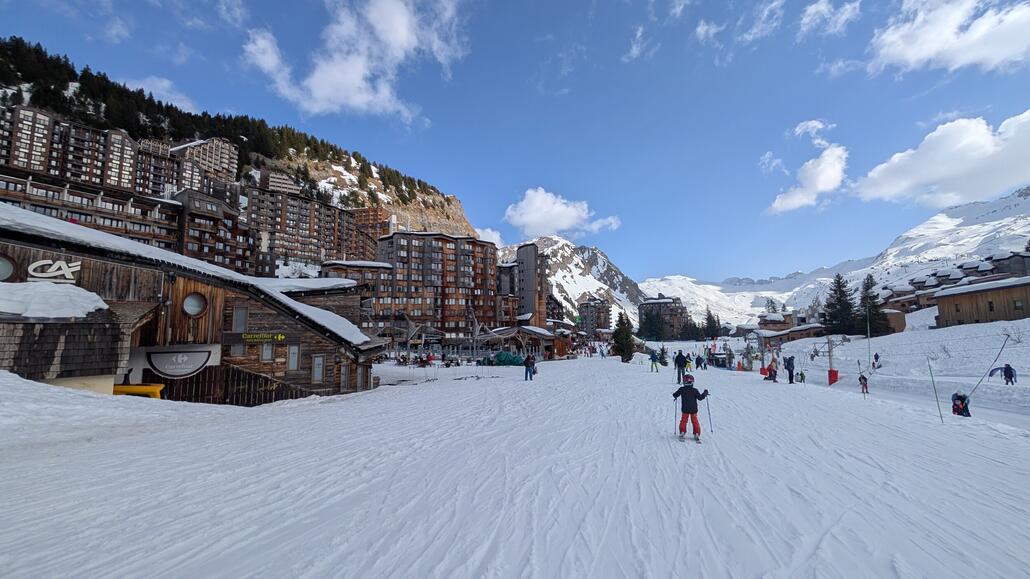 Einfach toll diese französischen Ski Orte, da passt einfach alles perfekt zusammen! Das bekommt man nur wenn man sowas genug politischen Willen plant, schade dass das nur in der Vergangenheit möglich war