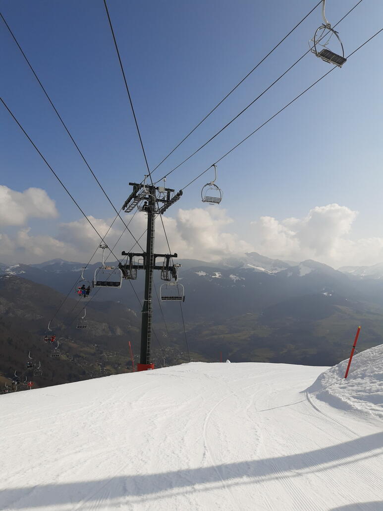 Es ist ein kleines Skigebiet, kann muss aufs Geld schauen, also reicht eine Stütze auch für 2 Sessellifte