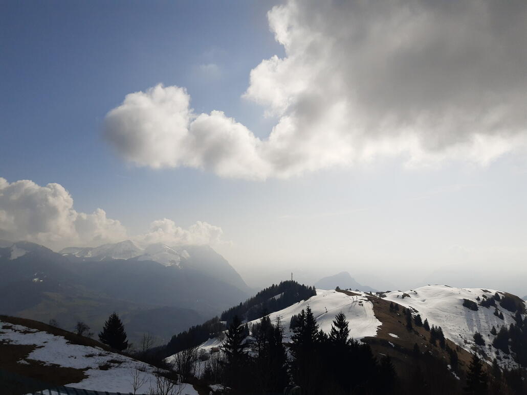 Blick zum Tellerlift, der zwei schwarze Pisten erschließen kann, wenn denn genug in der Pistenpflege getan würde