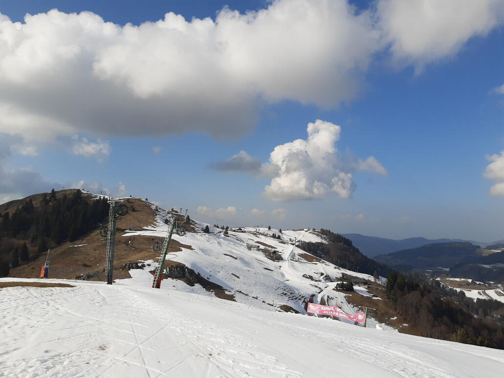 Nochmal der Blick zurück in Skigebiet an der Bergstation des La Mouille