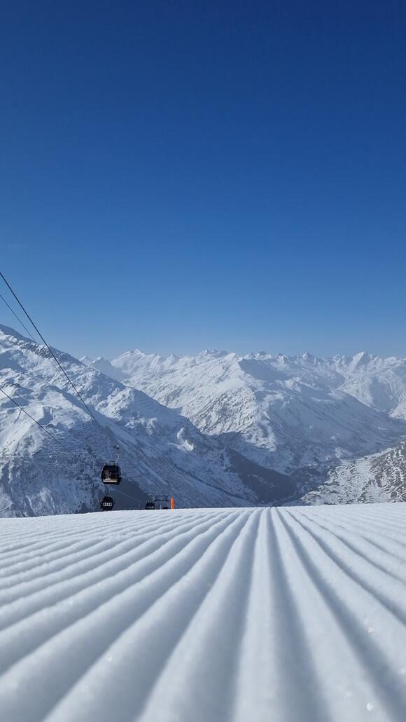 20260308_092825.jpg (336.96 KiB) 2777 mal betrachtet Morgens zuerst Rillenkillen auf der harten Piste Gütsch-Nätschen - einmal reichte dann aber. Anschliessend 3x Gütsch mit wenig Andrang und dann erst zum Schneehüenerstock.