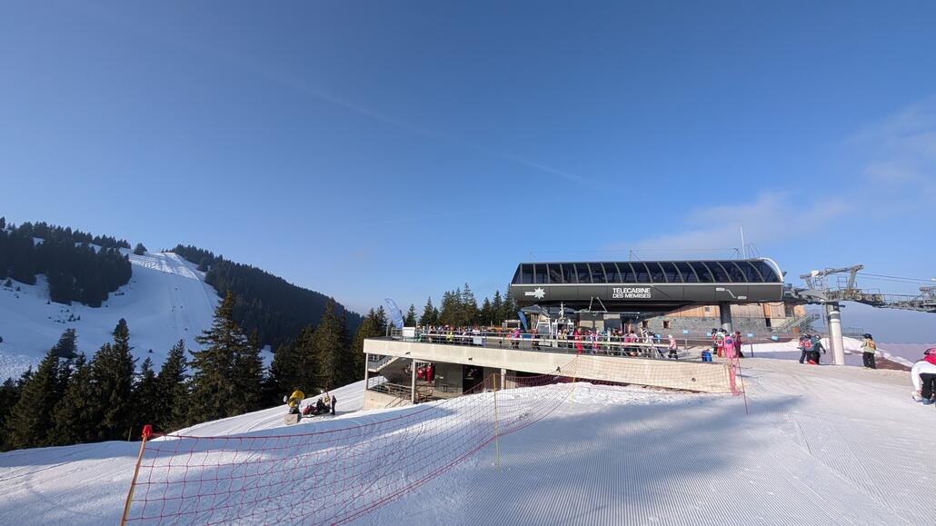 Bergstation der Gondel mit Balcon du Lac Restaurant