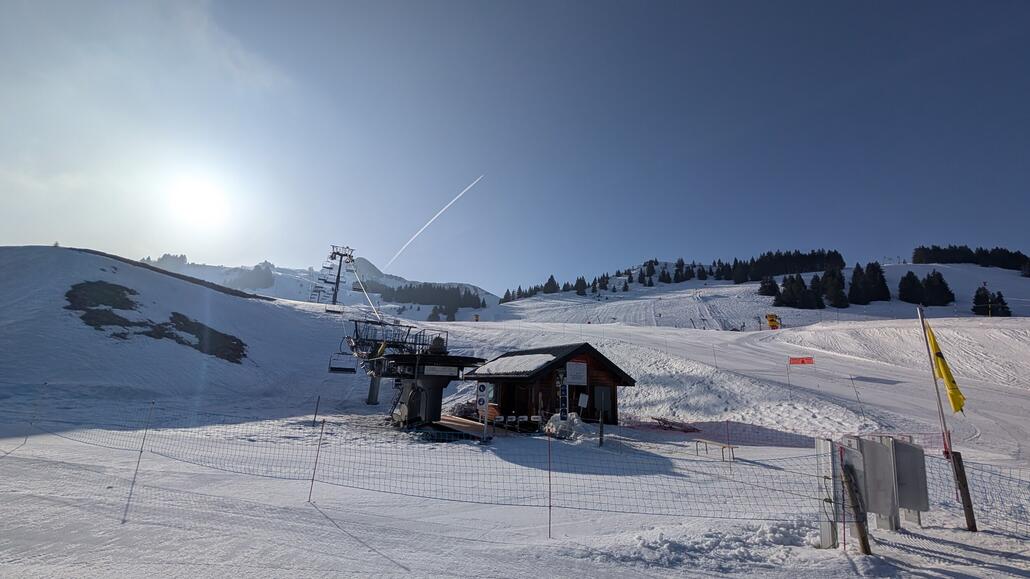Im Skigebiet gibt es leider nur fix geklemmte Sessellifte und schlepplifte, da war es im Jura Gebirge Infrastruktur technisch deutlich besser