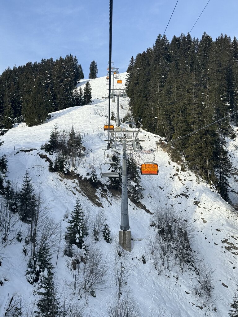 Nur ca. jede zweite Gondel hat eine Haube. Kann sich Gstaad das nicht leisten?