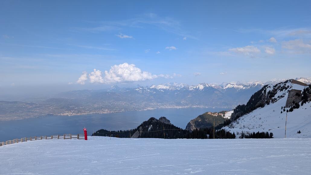 Ich kann mich heute an dem tollen Panoramablick nichts satt sehen! Zwei Fahrten mit dem Sessellift sollten sich noch ausgehen heute. Die Pisten sind inzwischen schon ziemlich weich, da den ganzen Tag aber relativ wenig los war sind sie immer noch wunderschön zu fahren, auf jeden Fall heute wieder einen neuen von zehn Punkten Tag! Gerade auch das Restaurant mit der tollen Terrasse und dem selbstbedienungsbereich hat es für mich heute besonders rausgerissen!