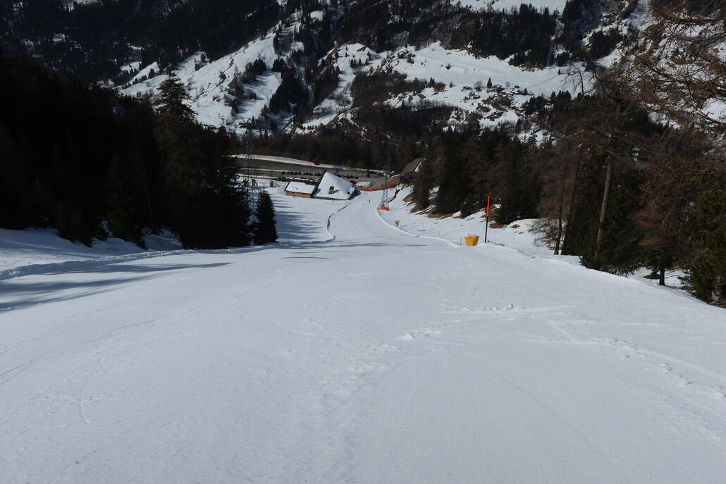 Parkplatz an der Talstation Flaschen ziemlich leer