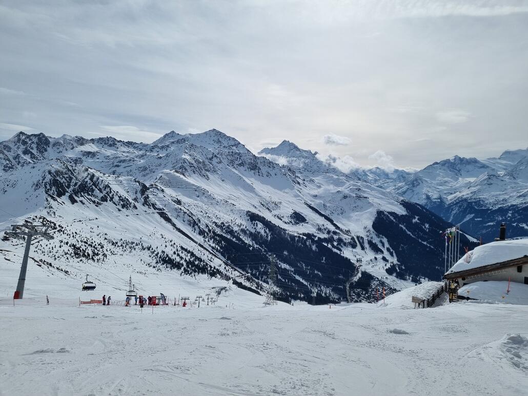Direkt erstmal auf den Südhang zur neuen Kombibahn.<br />Beschneite Hauptpiste schwerer Sulz, unbeschneite Nebenabfahrt bereits mit braunen Stellen, aber viel besserem Schnee