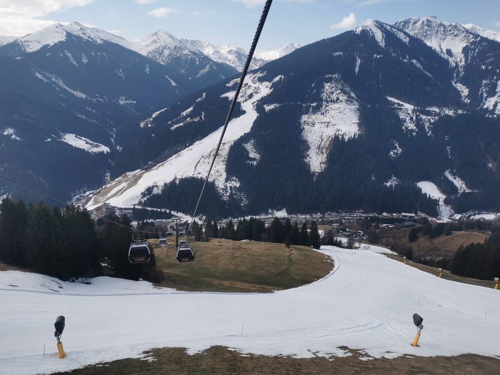 2. Bereits Schönleiten. Sonnseite natürlich offpiste alles aper.