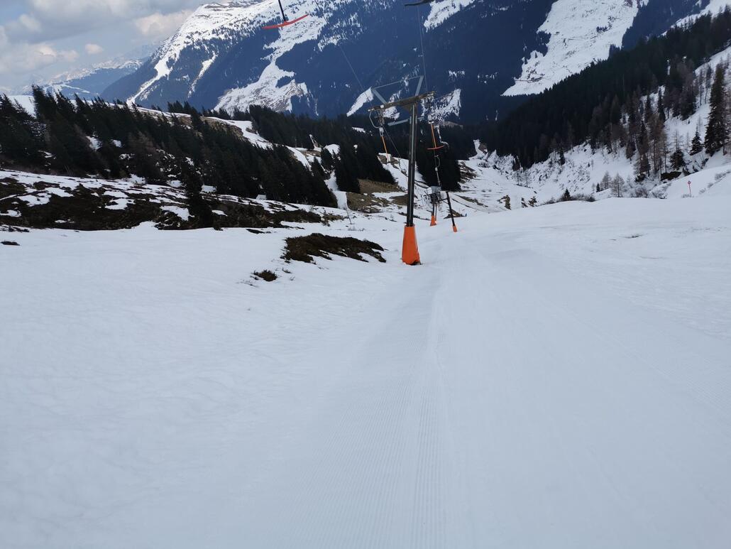 6. Ha. Sogar der Seekar hat noch offen. Aber der Schnee wird knapp.