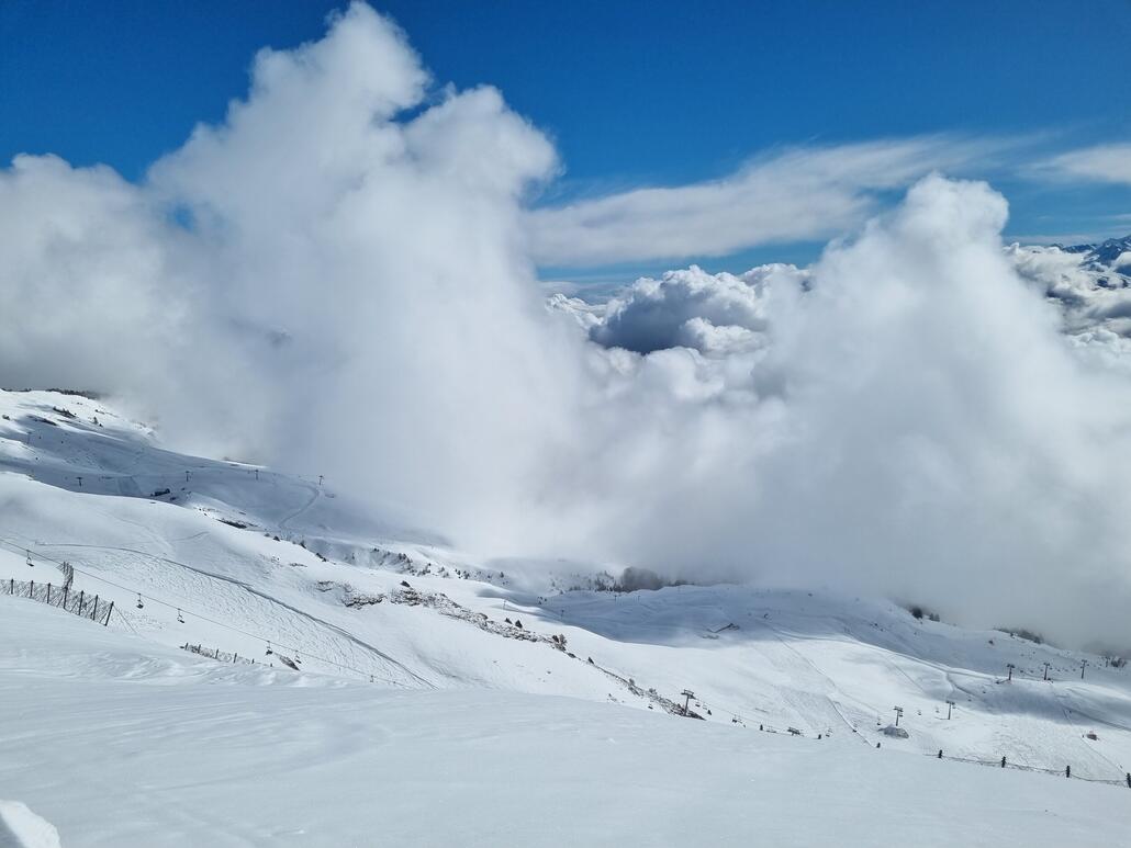 Gegen 11 zogen dann Wolken von Westen her ins Skigebiet und auch höher an den Hang.