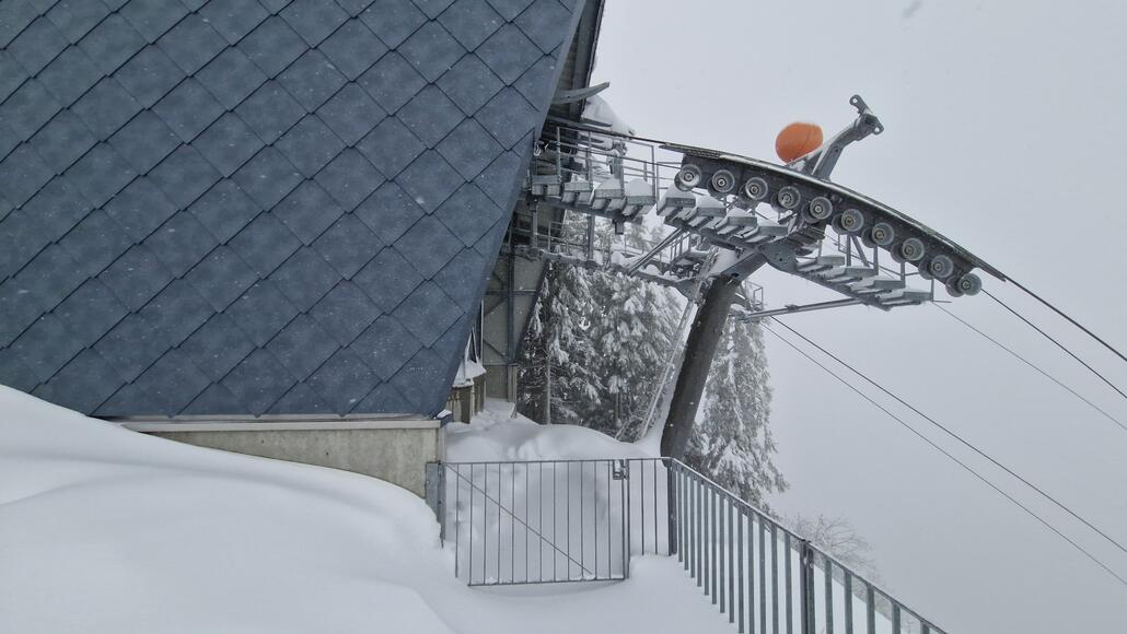20260220_135123.jpg (1.13 MiB) 1275 mal betrachtet Bergstation Rigi Scheidegg, schön kompakte, moderne Inauen-Schätti / Garaventa PB. Jeder andere Hersteller würde einem aber auch erstaunen, steht die Anlage doch praktisch in Goldau. ;)