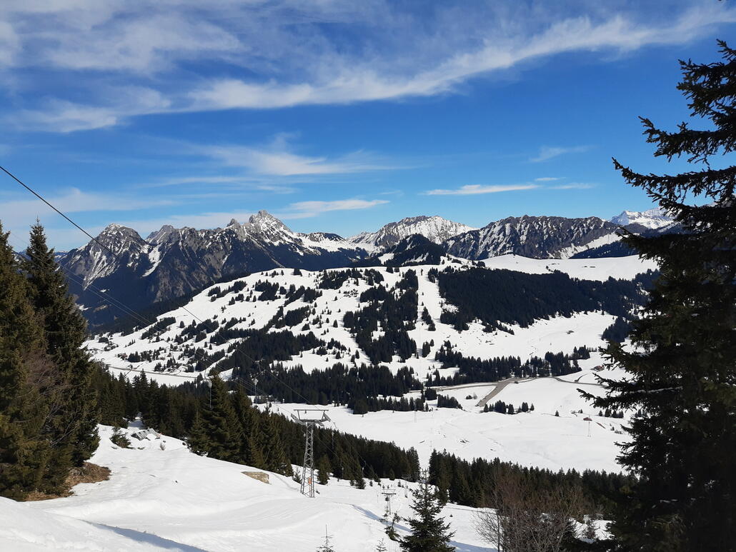 Nun habe ich in den anderen Teil des Skigebietes gewechselt. Blick zurück in den kleineren Teil. Am Himmel ziehen die ersten Wolken auf, 20 min später war Schluss mit Sonne.