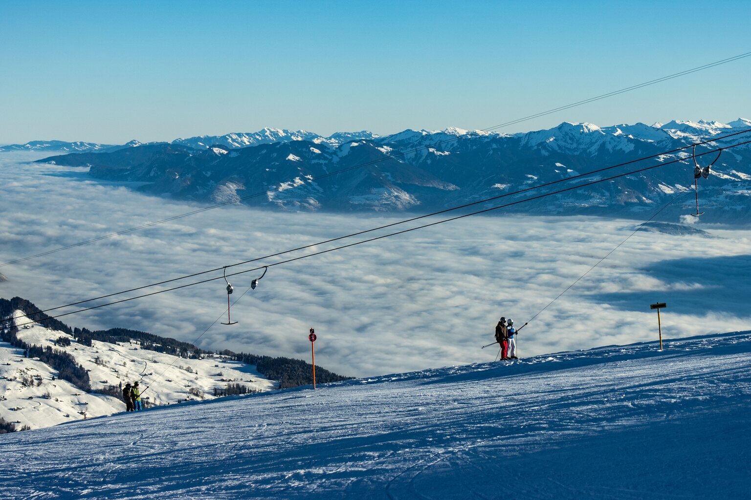 Chäserrugg Gipfellift mit Nebelmeer im Rheintal im Hintergrund, dahinter Vorarlberg und Allgäuer Alpen.