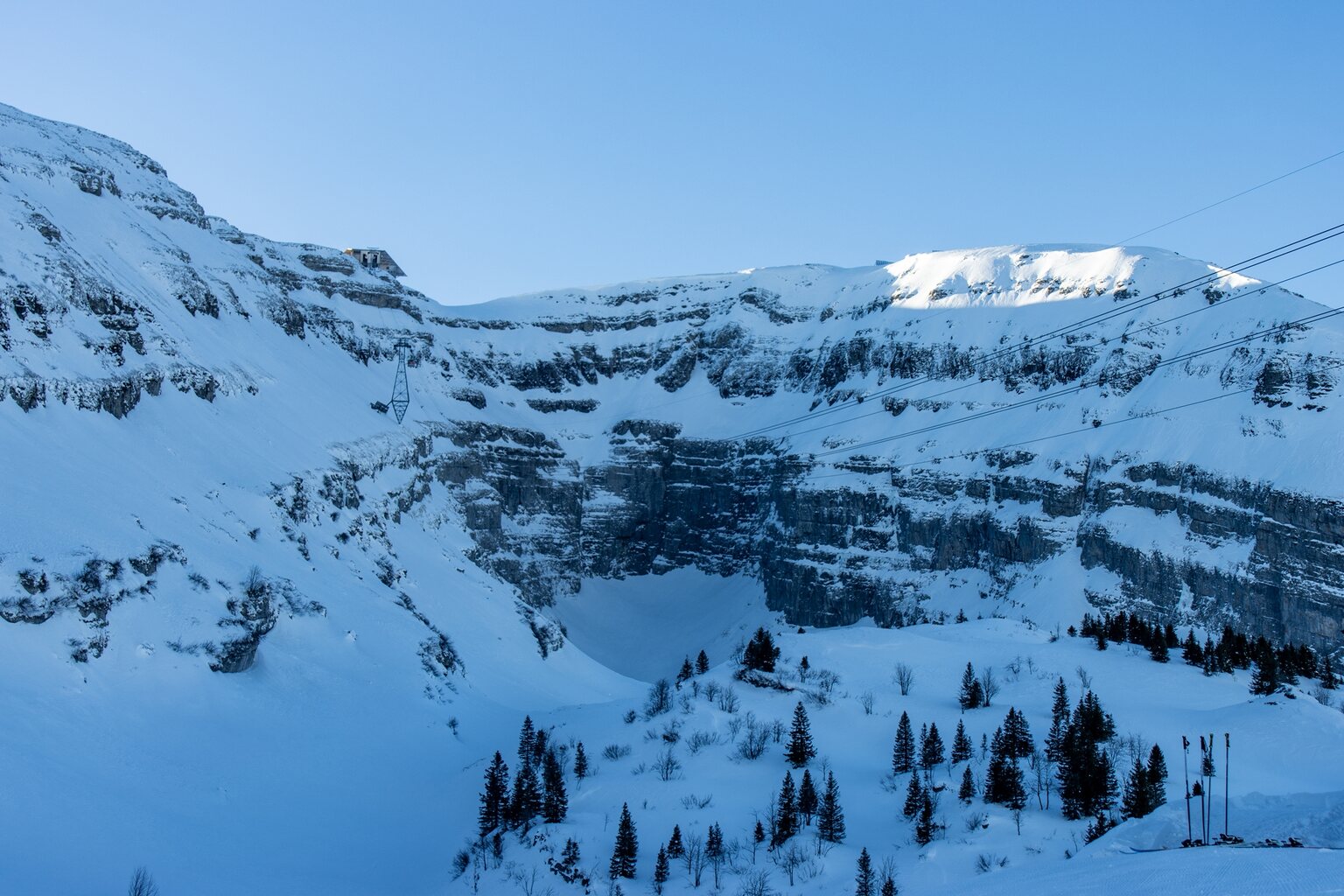 Beeindruckender Bergkessel und Seilbahntrasse.