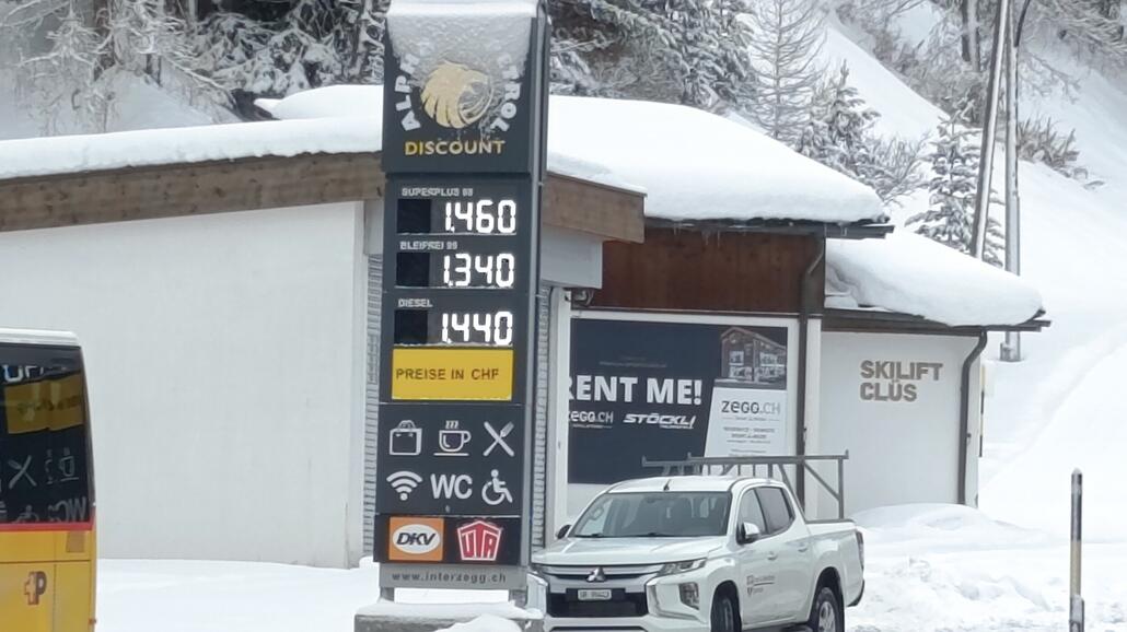 Start bei Tankstelle mit erträglichen Preisen und Cappuccino für lau.