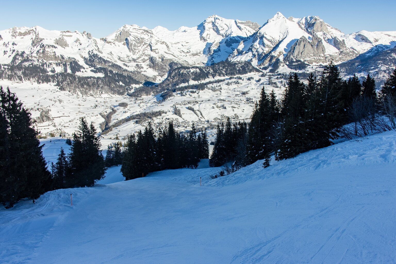 Schwarze Abfahrt 4, schöne Abfahrt mit wenig Leuten auf der Piste.