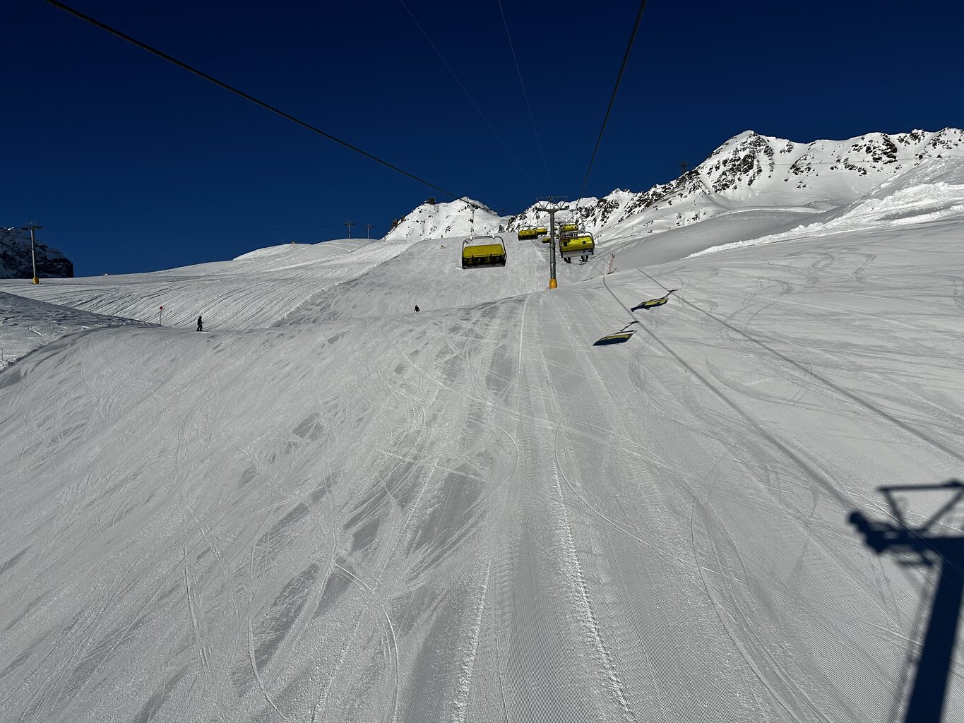 Die lange Salstrains KSB erschließt schön sportliche Pisten, wie auch die Weltcuppiste.
