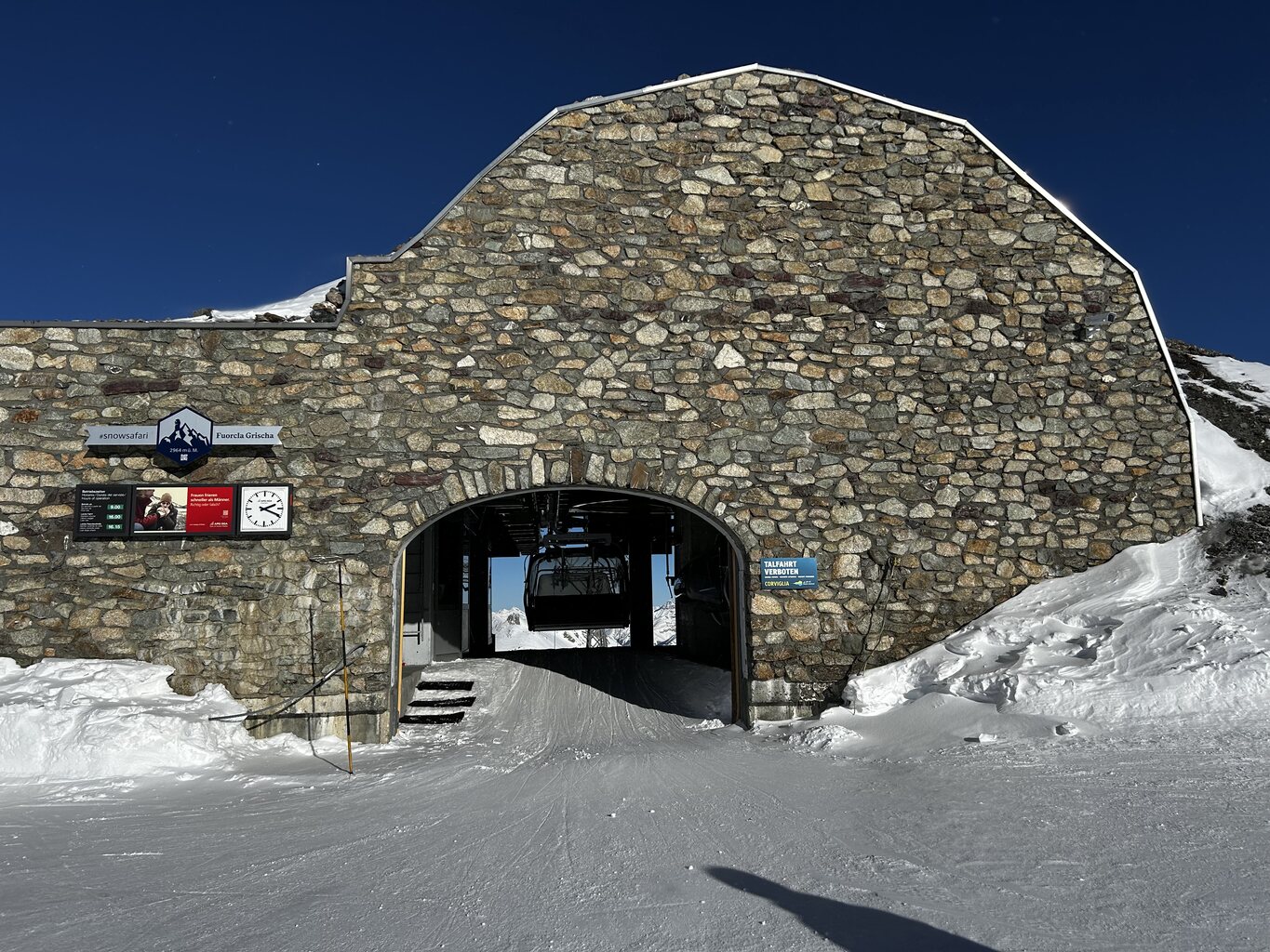 Cool eingebaute Fuorcla Grischa Bergstation. Eine 3KSB mit Haube hatte ich bis jetzt auch noch nie.