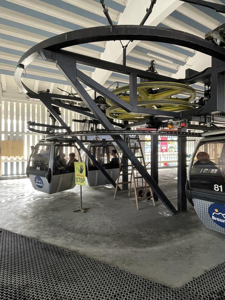 Eine sehr spezielle Gondelbahn, hab ich so noch nie gesehen.