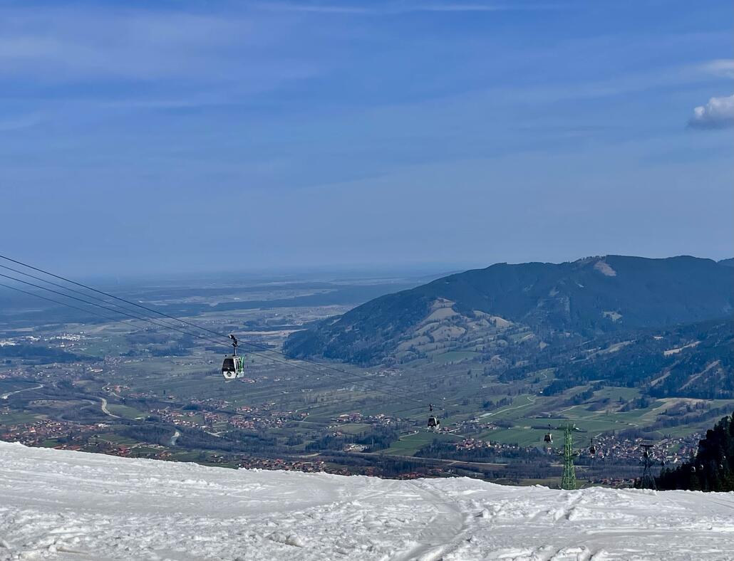 Die Bahn und der Blick in die Ebene Richtung München, das hat schon was.