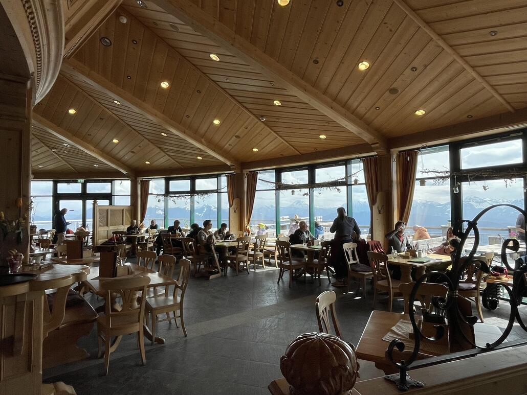 Panoramarestaurant ist sehr schön und feine Küche. Hatte ein Backhendel.