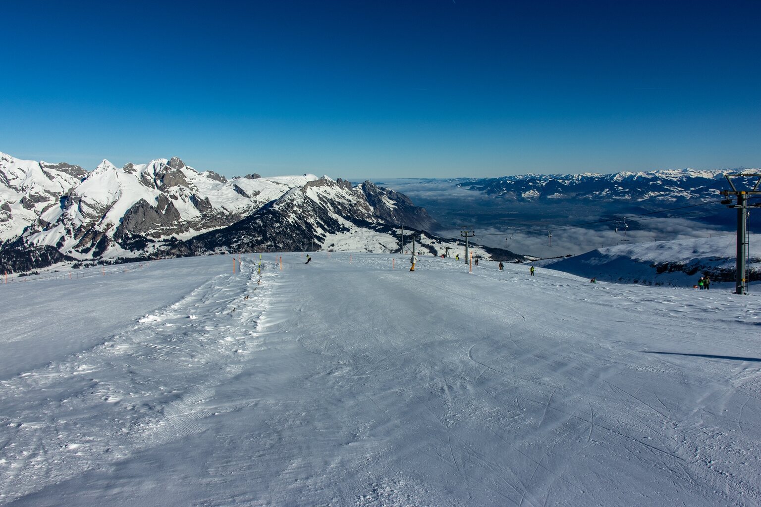 Zur Mittagszeit war auf dem Chäserrugg deutlich weniger los und der Nebel im Rheintal lichtete sich.