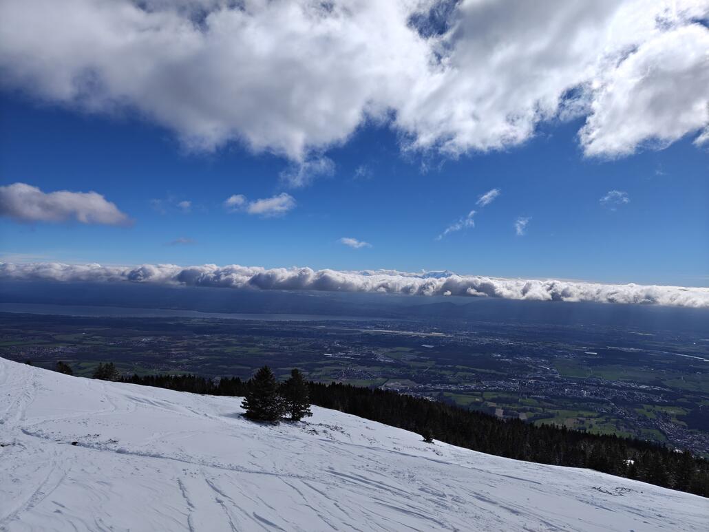 Der Gipfel des Mont Blanc schaut gerade so aus den Wolken heraus