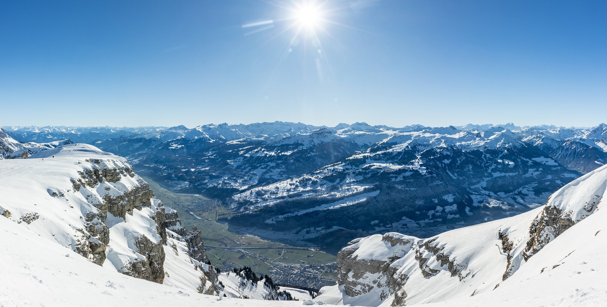 Blick in den Süden vom Chäserrugg. Es geht hier schon richtig tief nach unten.