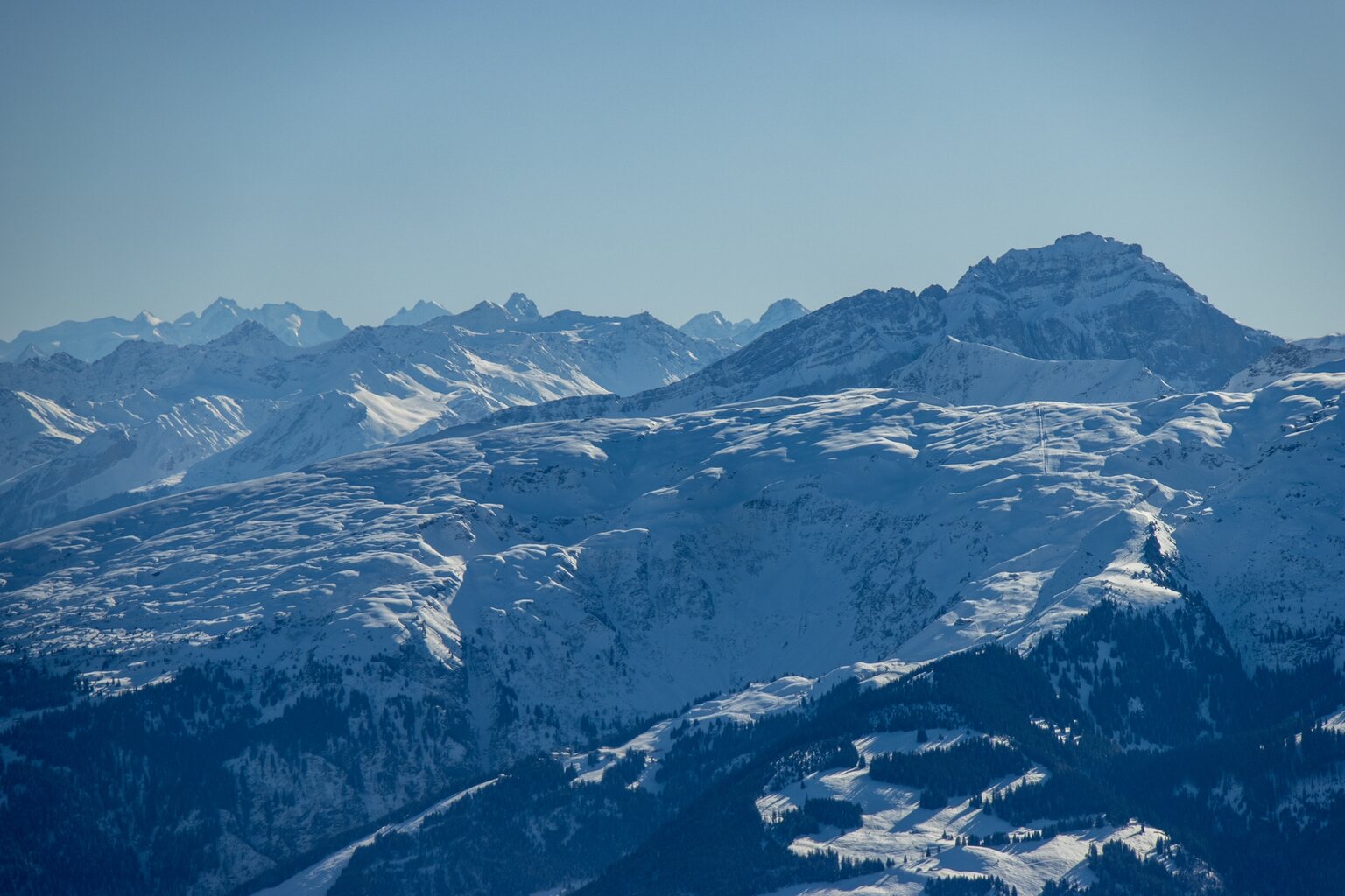 Zoom Richtung Pizol. Ganz Hinten erkennt man das Berninamassiv. Rechts der massive Berg sollte die Calanda sein?