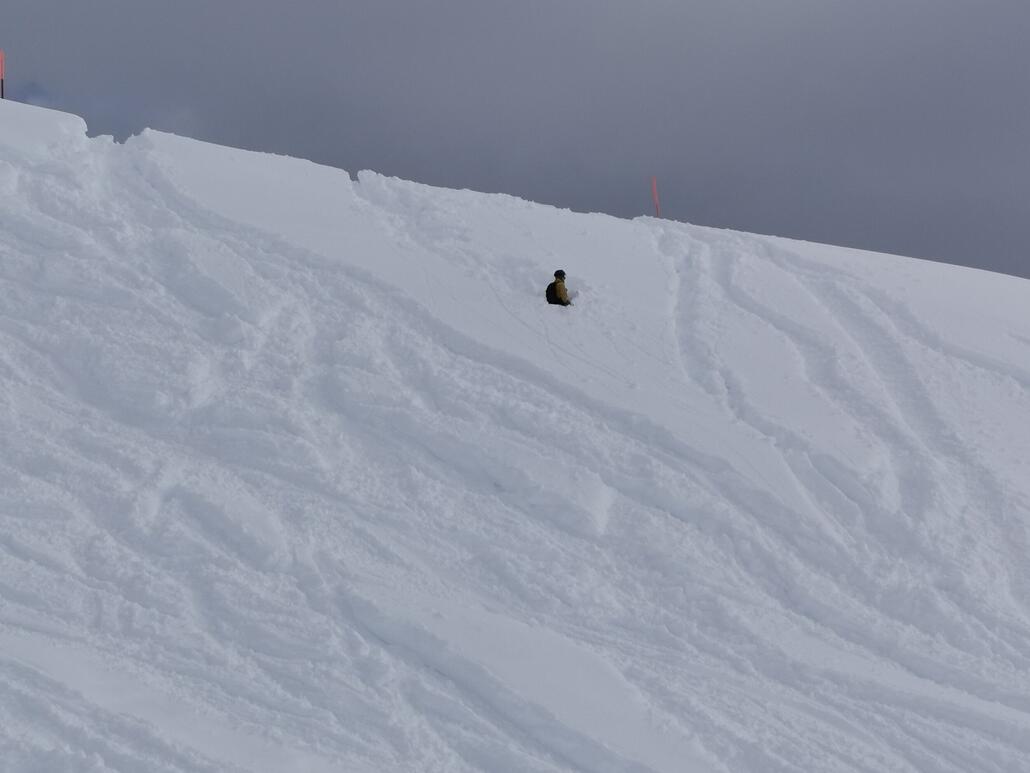 Snowboarder oder Freischwimmer? De arm Chaib hat mehr als 5 Minuten benötigt, um sich aus seiner misslichen Lage zu befreien.