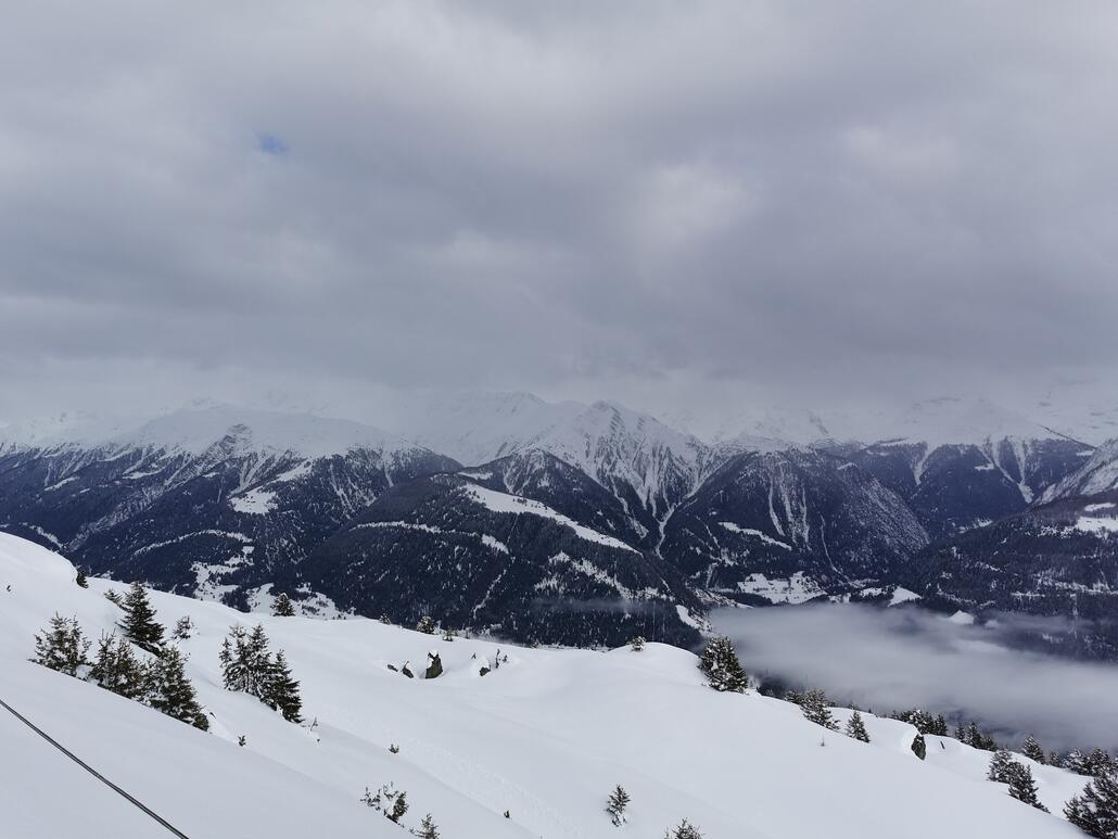 Dunkle Wolken über Italien. Da hat es noch mehr Schnee gegeben