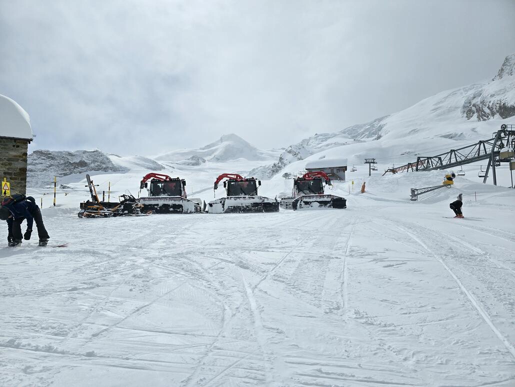 Gegen 12 kehren die Pistenbullys vom Gletscher zurück.