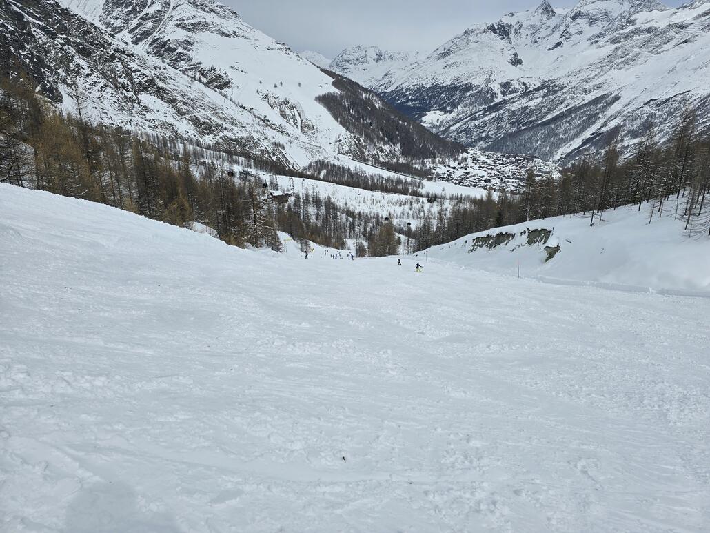 Die Piste Geltschergrotte ist bereits hinüber mit schweren, pappigen Haufen.