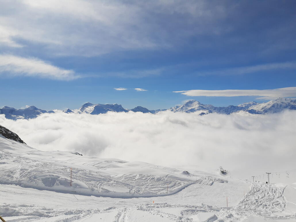 Piste top. Weiter unten ist der Nebel extrem dicht. Gut, dass die Posenmarkierung vorbildlich ist. Da kann die Moosalp noch was von lernen.