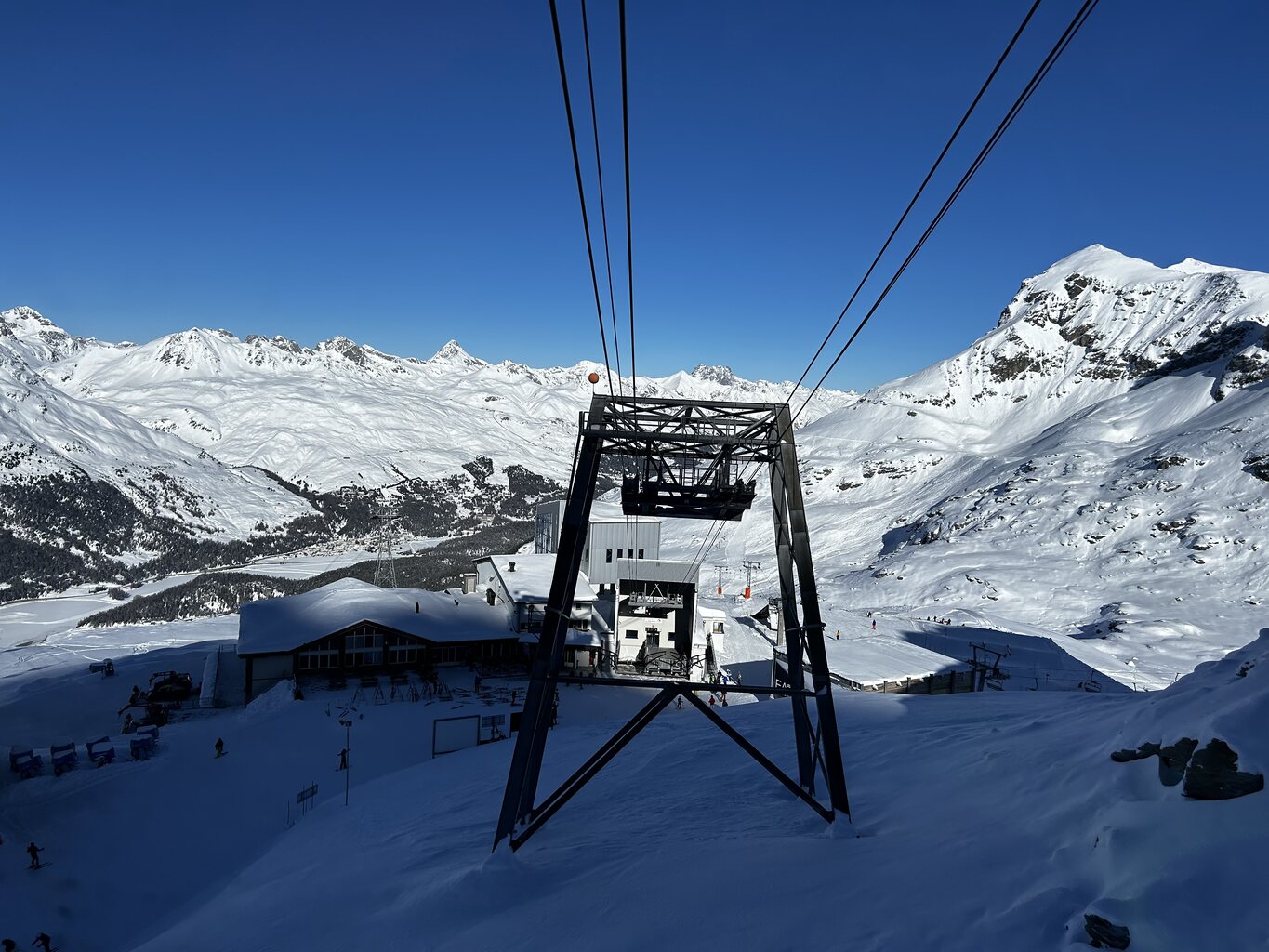 Kurz vor Mittag wechselten wir dann zum Corvatsch und sind gleich zum Gipfel rauf.