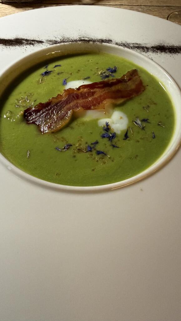 IMG_5367.jpeg (431.32 KiB) 1156 mal betrachtet Frische Erbsensuppe mit Œuf parfait