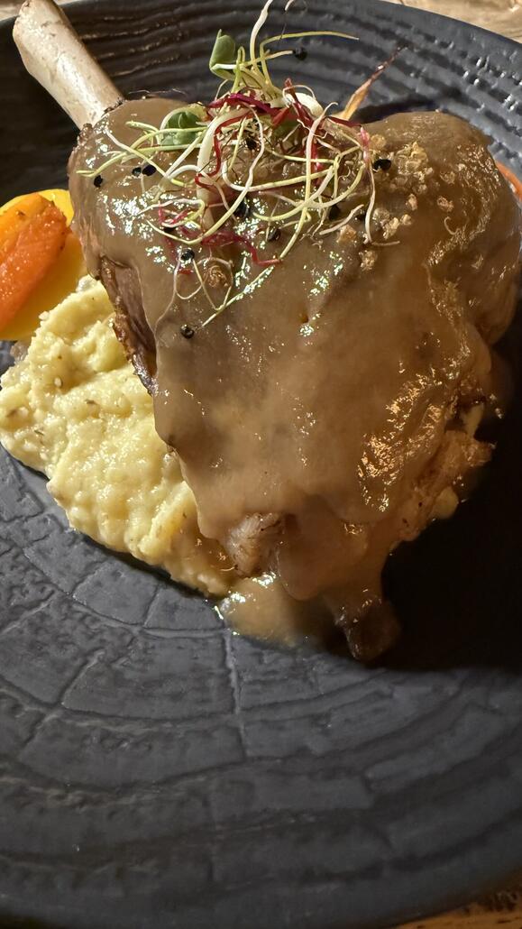 IMG_5368.jpeg (522.09 KiB) 1156 mal betrachtet Lammhaxe auf getrüffeltem Püree