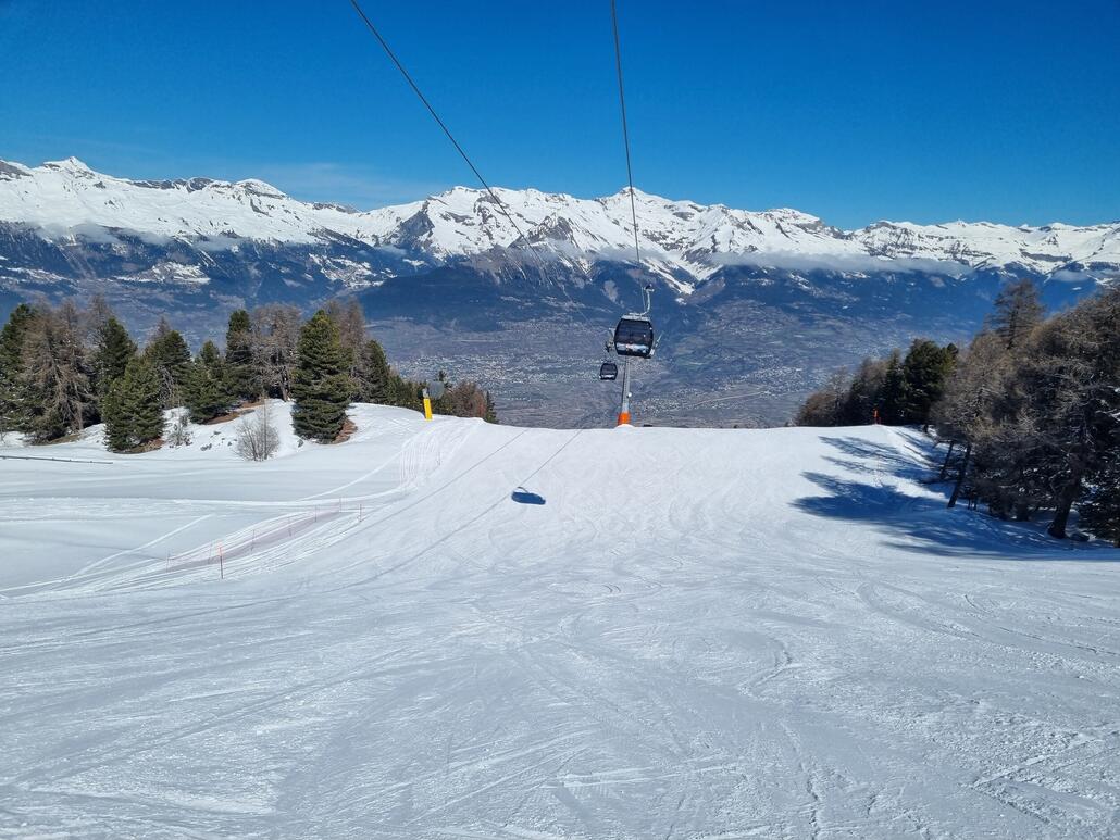 Ours Talabfahrt mit Blick ins Rhonetal. Es ist wahrlich nicht überlaufen.