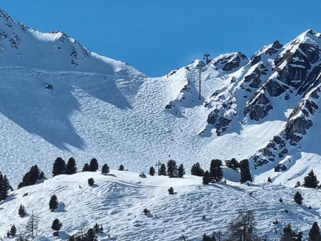 Chassoure Route in der Totalen. Da die heute nach dem Neuschnee so angenehm zu fahren war, fasste ich den Entschluss, auch noch die Route am Mont Gele zu fahren