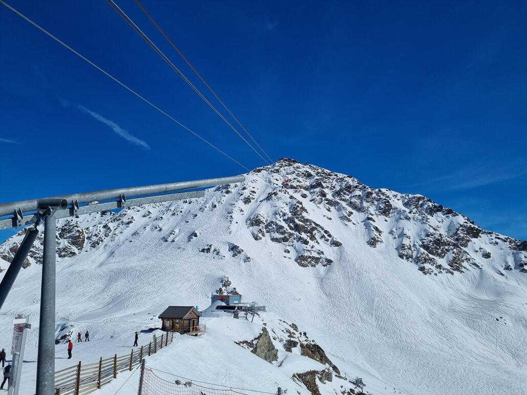 Strecke der einseitigen Pendelbahn zum Mont Gele. Pro Kabine werden max 35 Personen reingelassen