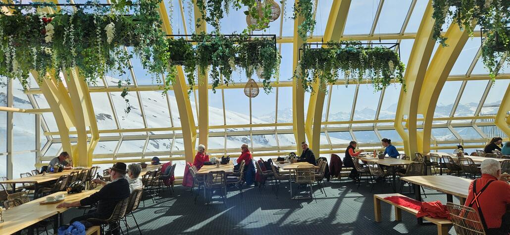 Der Wintergarten im SB-Restaurant Rinderhütte ist aber recht nett, auch wenn es nur künstliche Pflanzen sind