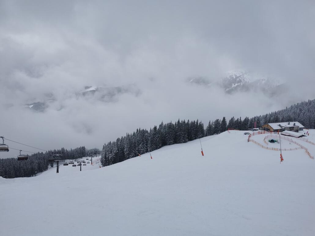 1. Winterlich. An der Hochmaisbahn. Aber wenns die nächsten Tage warm wird, dann wird der Schnee gleich wieder schmelzen.