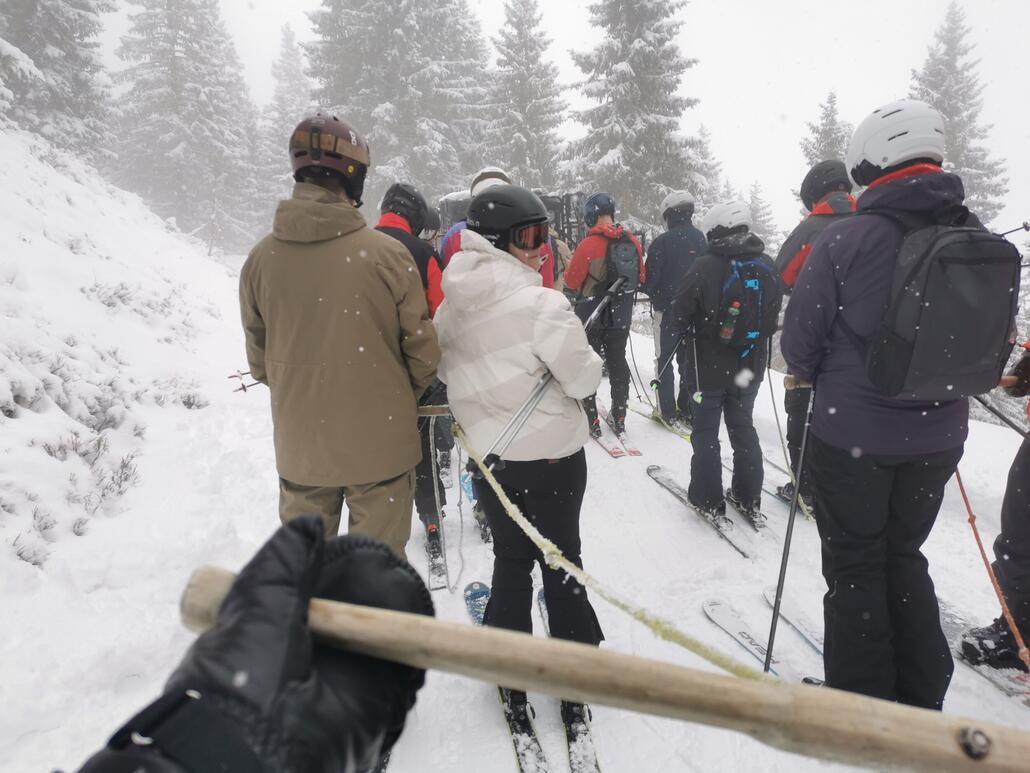 6. Genau. Es führt nämlich kein Lift zurück. Dafür gibts ein cooles Taxi. Wer stürzt, verliert.