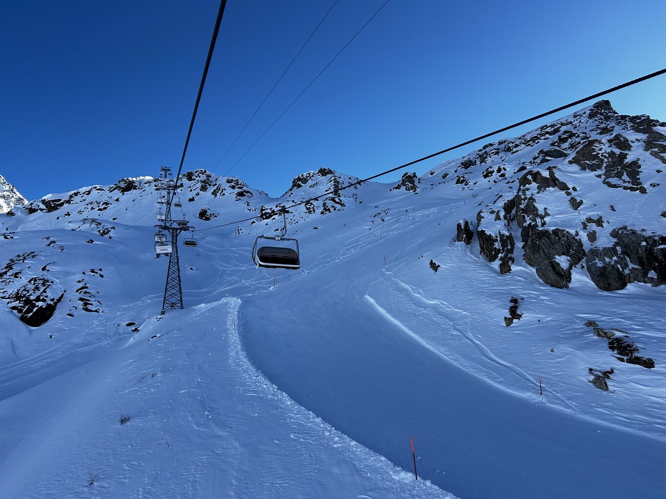 Auch am Furtschellas gibt es viel Pistenvarianten, die am Nachmittag alle noch kaum zerfahren waren. Auf Corvatsch war generell sehr wenig los.