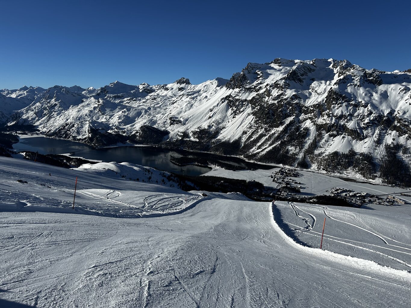 Piste mit Seeblick, leer und kaum zerfahren.